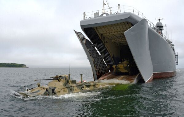 Veículo blindado de transporte de pessoal BTR-82A durante o desembarque do navio anfíbio Peresvet durante o ensaio da parada por ocasião do Dia da Marinha da Rússia. - Sputnik Brasil