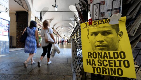 Um cartaz com a frase Ronaldo escolheu Turim é visto no centro de Turim, Itália em referência à contratação do craque pelo Juventus. - Sputnik Brasil