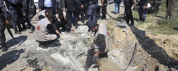 Serviço de segurança do Hamas inspeciona o local de uma explosão na terça-feira que ocorreu quando o comboio do primeiro-ministro palestino, Rami Hamdallah, entrou em Gaza pela passagem de Erez para Israel. - Sputnik Brasil