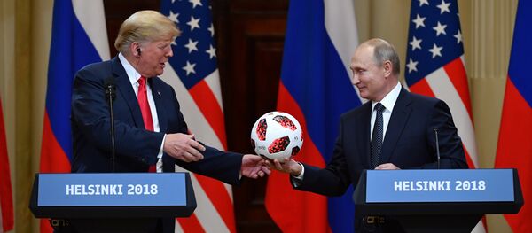 Putin oferece uma bola da Copa para Trump. - Sputnik Brasil