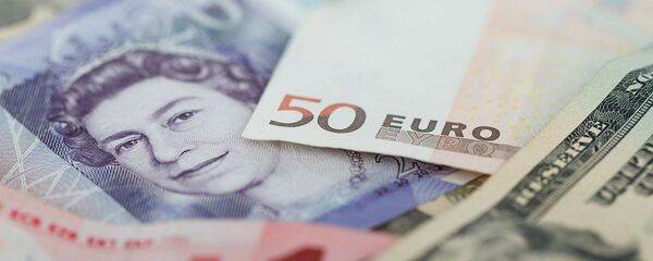 Cédulas de euro, libra e dólar Cédulas de euro, libra e dólar - Sputnik Brasil
