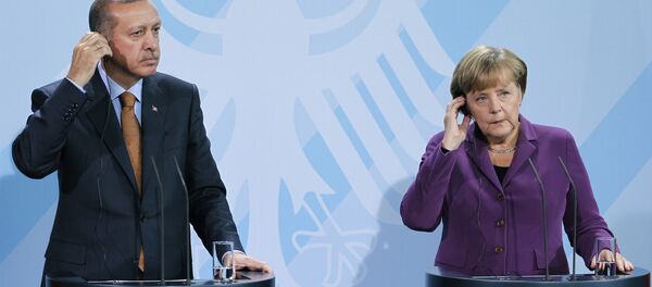 A chanceler alemã, Angela Merkel, à direita, e o primeiro-ministro da Turquia, Recep Tayyip Erdogan, à esquerda, durante uma entrevista coletiva após uma reunião na Chancelaria em Berlim. - Sputnik Brasil
