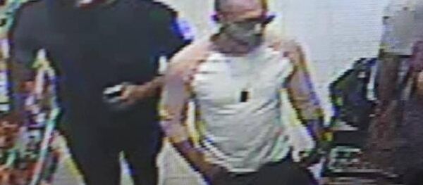 A polícia divulgou essa imagem de três homens supostamente envolvidos no ataque com ácido. - Sputnik Brasil