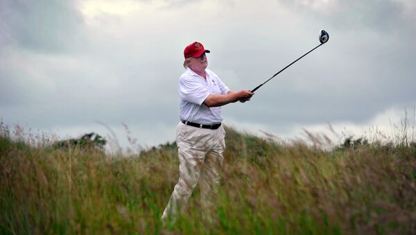 O presidente norte-americano Donald Trump joga golpe no Trump International Golf Links em Aberdeenshire, na Escócia (arquivo). - Sputnik Brasil
