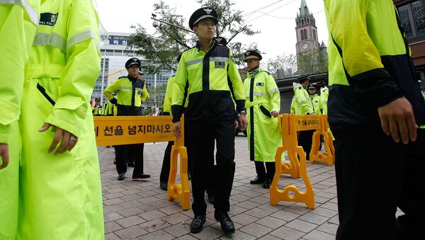 Polícia da Coreia do Sul de guarda em frente à Catedral de Myeong-dong. - Sputnik Brasil