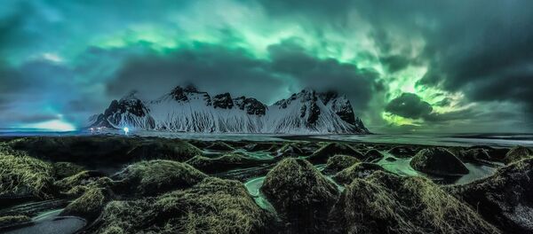 Mágica por Jingyi Zhang. Magnífica aurora boreal rompe nuvens iluminando os montes na península de Stokksnes, Islândia - Sputnik Brasil