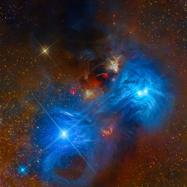 NGC 6726 e NGC 6727 por Mark Hanson, Warren Keller, Steve Mazlin, Rex Parker, Tommy Tse, David Plesko, Pete Proulx (EUA). A foto retrata nebulosas na constelação de Corona Australis em cor azul – muito comum em estrelas quentes - Sputnik Brasil