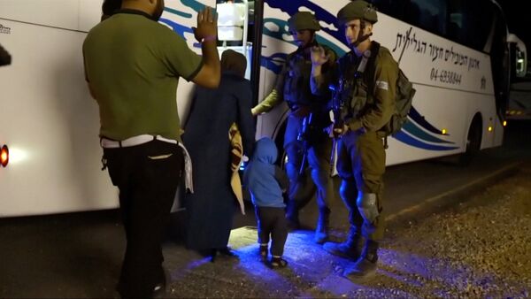 Capacetes Brancos entrando em um ônibus durante a evacuação da Síria assegurada por soldados israelenses, 22 de julho de 2018 - Sputnik Brasil