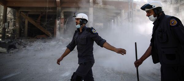 Ativistas da organização Capacetes Brancos trabalhando em Douma, Síria (foto de arquivo) - Sputnik Brasil