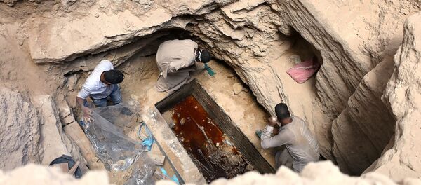 Arqueólogos desenterrando um sarcófago com três múmias em Alexandria, Egito, 19 de julho de 2018 - Sputnik Brasil