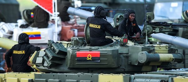 Militares angolanos durante competições Biatlo de Tanques 2014 no polígono Alabino, região de Moscou, foto de arquivo - Sputnik Brasil