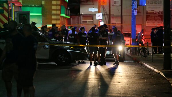Policiais reforçam a segurança do local após tiroteio fatal em frente a um restaurante de Toronto, no Canadá, em 22 de julho de 2018 - Sputnik Brasil