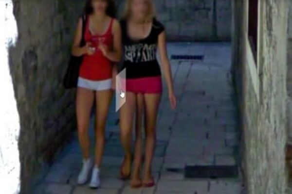 Mulher mutante com três pernas é fotografada por Google Street View - Sputnik Brasil
