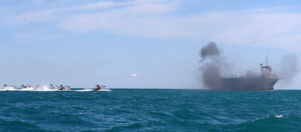 Manobras navais no estreito de Ormuz (foto de arquivo) - Sputnik Brasil