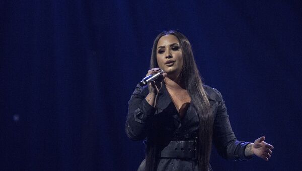 Demi Lovato se apresentando na O2 Arena, em Londres, Inglaterra, em 25 de junho de 2018 - Sputnik Brasil