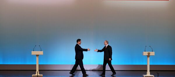 O presidente chinês, Xi Jinping, em encontro com o presidente russo, Vladimir Putin, em Moscou - Sputnik Brasil