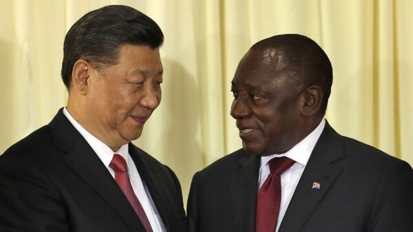 Presidente da África do Sul, Cyril Ramaphosa (à direita) aperta as mãos de Xi Jinping, presidente da China, após coletiva de imprensa em Pretoria, na África do Sul durante a cúpula dos BRICS. - Sputnik Brasil
