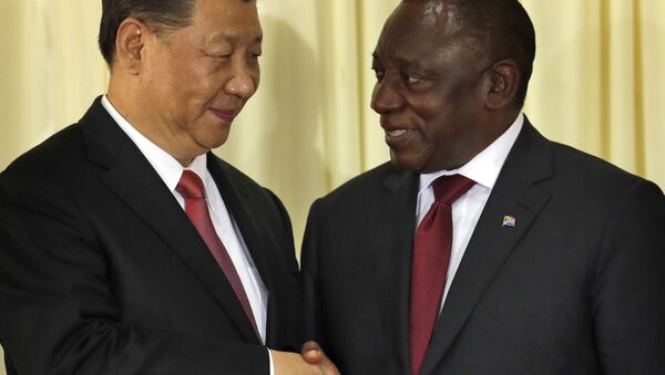 Presidente da África do Sul, Cyril Ramaphosa (à direita) aperta as mãos de Xi Jinping, presidente da China, após coletiva de imprensa em Pretoria, na África do Sul durante a cúpula dos BRICS. - Sputnik Brasil