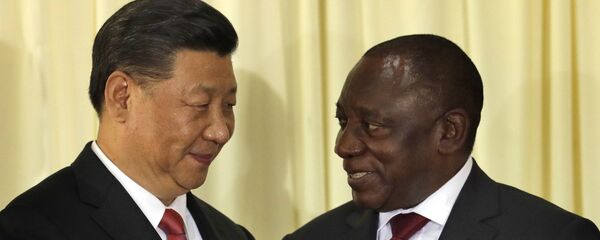 Presidente da África do Sul, Cyril Ramaphosa (à direita) aperta as mãos de Xi Jinping, presidente da China, após coletiva de imprensa em Pretoria, na África do Sul durante a cúpula dos BRICS. - Sputnik Brasil