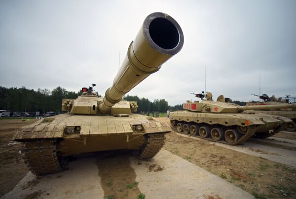 Tanques chineses Type 96 durante os preparativos para o concurso internacional Biatlo de Tanques 2018 - Sputnik Brasil