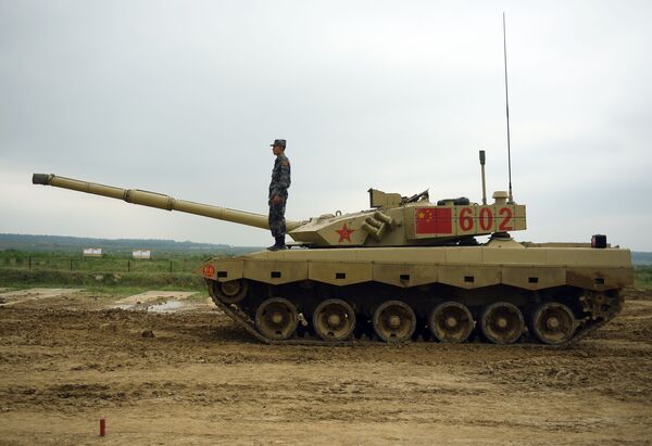 Tanque chinês Type 96 durante os treinamentos para o concurso internacional Biatlo de Tanques 2018 - Sputnik Brasil