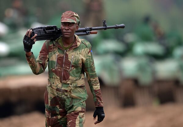 Um tripulante de tanque do exército da Nigéria participa do treinamento para o concurso Biatlo de Tanques 2018 - Sputnik Brasil