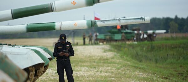 Um tripulante de tanque do exército da Índia participa do treinamento para o concurso Biatlo de Tanques 2018 - Sputnik Brasil