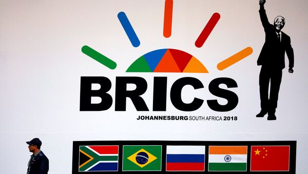 Policial sul-africano é visto perto da entrada no centro onde se decorre a cúpula dos BRICS 2018, em Johannesburgo - Sputnik Brasil