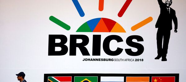 Policial sul-africano é visto perto da entrada no centro onde se decorre a cúpula dos BRICS 2018, em Johannesburgo - Sputnik Brasil