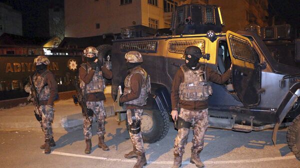 Polícia antiterrorista turca em frente a veículo blindado durante uma operação para prender suspeitos de ligação com o grupo do Estado Islâmico, em Adiyaman, sudeste da Turquia (arquivo) - Sputnik Brasil
