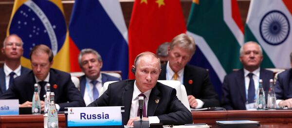 Presidente russo, Vladimir Putin, atende à plenária dos BRICS em Xiamen, na China, em 2017. - Sputnik Brasil