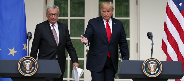 O presidente Donald Trump e o presidente da Comissão Europeia, Jean-Claude Juncker, chegam para discurso conjunto no Jardim das Rosas da Casa Branca. - Sputnik Brasil