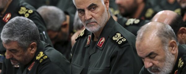 O comandante do Corpo de Guardiões da Revolução Islâmica, general-major Qassem Soleimani, (no centro) na reunião com o líder supremo iraniano, aiatolá Ali Khamenei, e comandantes em Teerã (foto de arquivo) - Sputnik Brasil