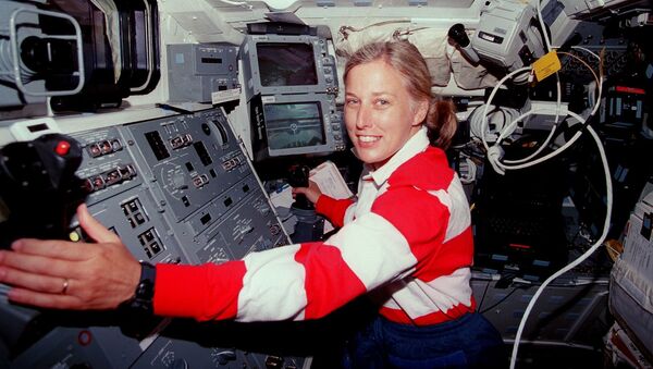 Astronauta norte-americana e veterana de três missões espaciais, Jan Davis, durante missão STS-85 realizada pelo ônibus espacial Discovery - Sputnik Brasil