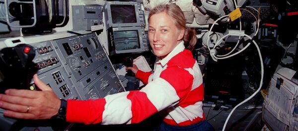 Astronauta norte-americana e veterana de três missões espaciais, Jan Davis, durante missão STS-85 realizada pelo ônibus espacial Discovery - Sputnik Brasil