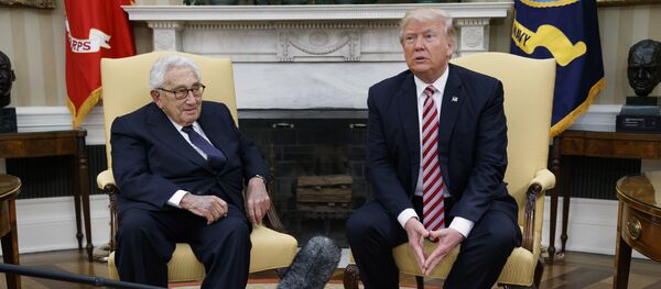 Donald Trump se encontra com o Henry Kissinger, ex-Secretário de Estado e Conselheiro de Segurança Nacional do Presidente Richard Nixon, no Salão Oval da Casa Branca. - Sputnik Brasil