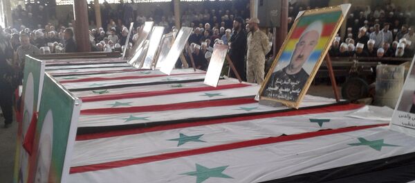 Funeral de pessoas mortas um dia antes por uma série de atentados suicidas lançados pelos combatentes do Estado Islâmico no leste e norte da província de al-Sweida, sul da Síria, 26 de julho de 2018 - Sputnik Brasil