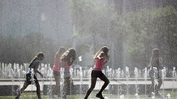 Meninas correm através de fontes em um dia quente de verão em Berlim, Alemanha (arquivo) - Sputnik Brasil
