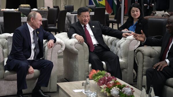 Presidente russo, Vladimir Putin, líder chinês, Xi Jinping, e presidente da África do Sul, Cyril Ramaphosa, (de esquerda para a direita) durante a X cúpula dos BRICS, em Johannesburgo - Sputnik Brasil