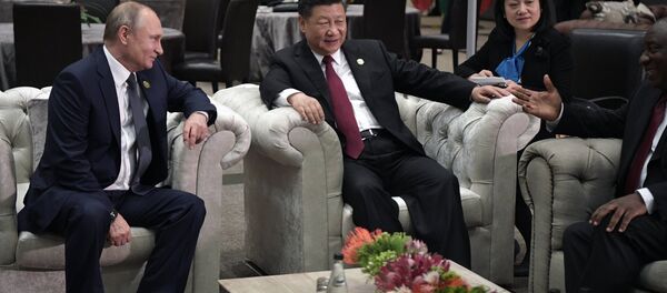 Presidente russo, Vladimir Putin, líder chinês, Xi Jinping, e presidente da África do Sul, Cyril Ramaphosa, (de esquerda para a direita) durante a X cúpula dos BRICS, em Johannesburgo - Sputnik Brasil