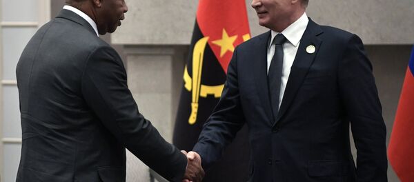 Presidente russo, Vladimir Putin, e seu homólogo angolano, João Lourenço, na margem da 10ª cúpula do BRICS em Joanesburgo - Sputnik Brasil