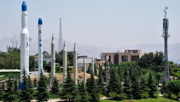 Maquetas de mísseis e foguetes-portadores no território do Museu da Revolução Islâmica e Defesa Sagrada em Teerã, Irã - Sputnik Brasil