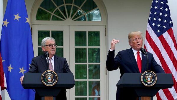O residente dos EUA, Donald Trump, e o presidente da Comissão Europeia, Jean-Claude Juncker, falam sobre as relações comerciais com o bloco europeu em coletiva no Jardim das Rosas da Casa Branca. - Sputnik Brasil