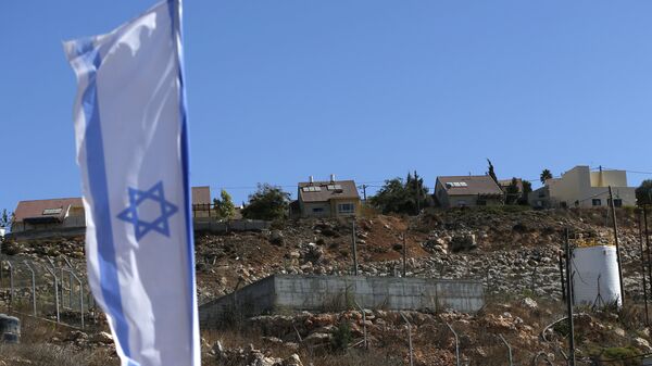 Bandeira nacional israelense que voa ao lado de um local de edifício israelita de unidades de alojamento novas no estabelecimento judaico de Shilo na Cisjordânia palestina ocupada. - Sputnik Brasil