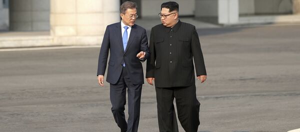 O líder norte-coreano Kim Jong-un, à direita, fala com o presidente sul-coreano Moon Jae-in na vila fronteiriça de Panmunjom na Zona Desmilitarizada. - Sputnik Brasil