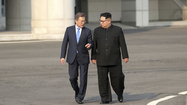 O líder norte-coreano Kim Jong-un, à direita, fala com o presidente sul-coreano Moon Jae-in na vila fronteiriça de Panmunjom na Zona Desmilitarizada. - Sputnik Brasil
