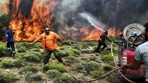 Bombeiros e voluntários tentando extinguir o fogo durante os incêndios florestais nos subúrbios de Atenas, Grécia - Sputnik Brasil