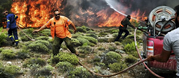Bombeiros e voluntários tentando extinguir o fogo durante os incêndios florestais nos subúrbios de Atenas, Grécia - Sputnik Brasil