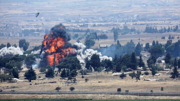 Explosão vista em Quneitra, na fronteira entre a Síria e Israel  - Sputnik Brasil