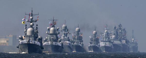 Navios da Marinha russa ensaiando a parada por ocasião do Dia da Marinha da Rússia. - Sputnik Brasil